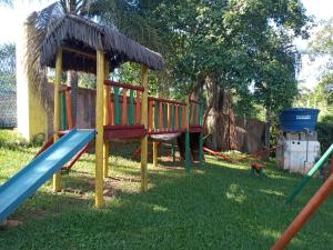 um parque infantil com um escorrega na relva em CHACARA VALE DOS SONHOS LUGAR ENCANTADOR em Bom Jesus dos Perdões