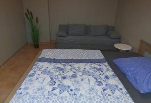 salon z łóżkiem i kanapą w obiekcie Koralle w mieście Boltenhagen