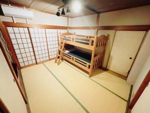 uma vista interior de um quarto com um beliche em Sara em Kagoshima