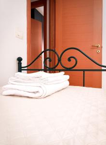 A bed or beds in a room at Domumontegrappa - Appartamento indipendente con giardino - Sestu