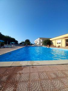 una grande piscina blu in un edificio di Appartamento Privato Adriatica a Lesina