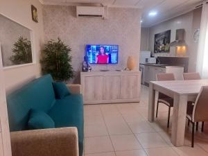 TV a/nebo společenská místnost v ubytování Trip Barcelona Spain