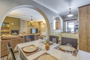 Telewizja i/lub zestaw kina domowego w obiekcie Villa Kata in Selina
