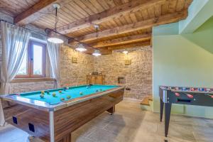 Stół bilardowy w obiekcie Villa Kata in Selina