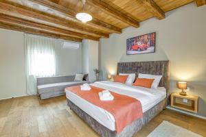 sypialnia z łóżkiem king-size i kanapą w obiekcie Villa Kata in Selina w mieście Sveti Lovreč Pazenatički