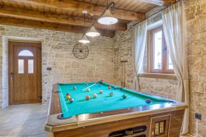Stół bilardowy w obiekcie Villa Kata in Selina
