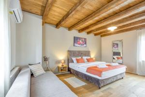 Posteľ alebo postele v izbe v ubytovaní Villa Kata in Selina + 37 fotografií