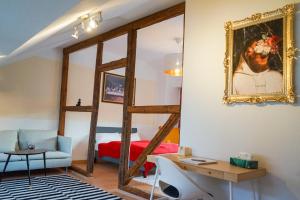 a room with a mirror and a bed at FULL HOUSE Premium Apartments Jena Holzmarkt in Jena