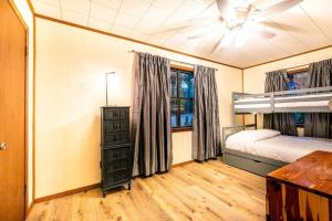ein Schlafzimmer mit einem Etagenbett und einer Kommode darin in der Unterkunft Eden Cove Toledo Bend 4 kayaks Mid-lake Sleeps 16 in Many
