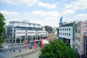 vistas a una calle de la ciudad con edificios en FULL HOUSE Premium Apartments Jena Holzmarkt, en Jena