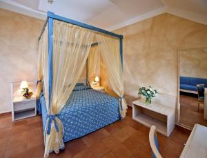 Un pat sau paturi într-o cameră la Hotel Caesar Prague