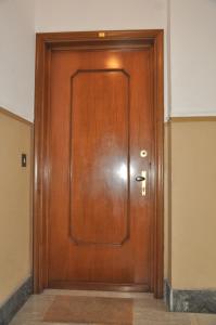uma porta de madeira num quarto com um tapete em VIALE REPUBBLICA 329 9 em Pietra Ligure