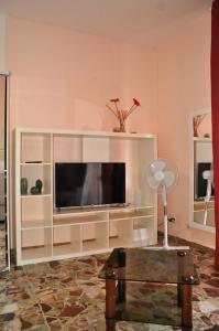 uma sala de estar com um centro de entretenimento branco com uma televisão de ecrã plano em VIALE REPUBBLICA 329 9 em Pietra Ligure