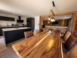 uma sala de jantar com uma mesa de madeira e cadeiras em Julianna , appartements avec services gratuits em Morzine