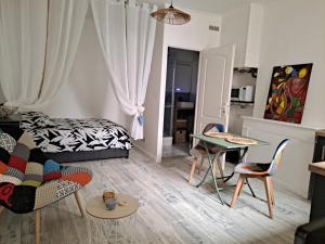 Χώρος καθιστικού στο studio cosy meublé, terrasse et patio pour vélo
