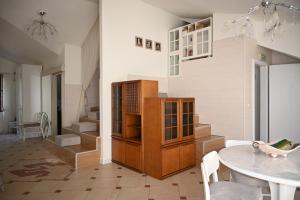 索非亞的住宿－Villa Magicland，客房设有木制橱柜和桌子。