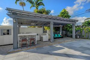 eine Pergola mit Kamin im Hinterhof in der Unterkunft Miami House with Hot Pool-spa & Pool table L48 in Hialeah