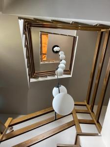 um quarto com um espelho e um lustre em Pensiunea Casa Buna em Gîrbova