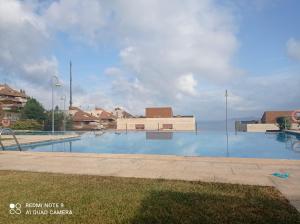 Bazén v ubytovaní impresionantes vistas en Baiona alebo v jeho blízkosti