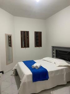 ein Schlafzimmer mit einem Bett und einem Handtuch darauf in der Unterkunft Casa agradável no centro in Bananeiras