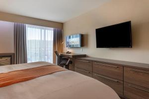 TV a/nebo společenská místnost v ubytování Best Western Plus Edmundston