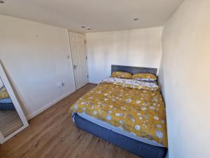 1 dormitorio con 1 cama en una habitación blanca en Mile End Budget Guesthouse en Londres