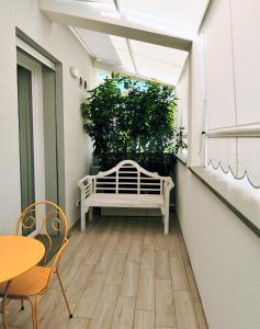 un piccolo balcone con panchina e piante di Attico Fronte Mare Residenza Matilde a Chiavari