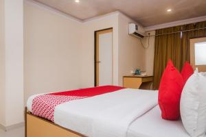 Postel nebo postele na pokoji v ubytování Capital O Orbit Inn Near Infiniti Mall