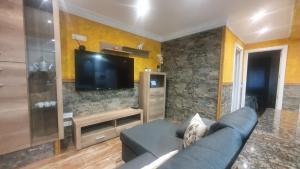 TV a/nebo společenská místnost v ubytování Capricho de Charo - 2 hab, baño, diseño moderno