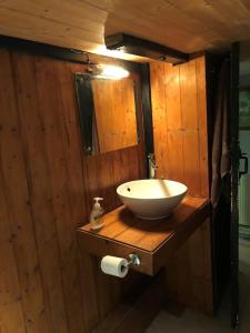 Baño de madera con lavabo y espejo en Double Room in Character Cottage With Parking, Beaulieu, New Forest, en Beaulieu