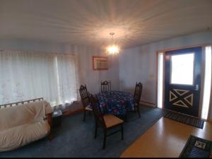 ein Wohnzimmer mit einem Tisch, Stühlen und einem Sofa in der Unterkunft Brett's on the Lake in Durand