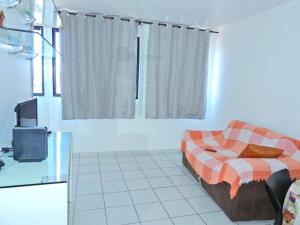 1 dormitorio con 1 cama y TV en una habitación en Apartamento Vernazza Aconchegante en Maceió