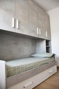 Schlafzimmer mit einem großen Bett und weißen Schränken in der Unterkunft APPARTAMENTO NONNA SILVANA in Atessa