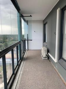 Balkón nebo terasa v ubytování Modern one bedroom city apartment nearby Airport