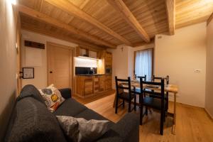 uma sala de estar com um sofá e uma mesa em Foresteria Spluga em Campodolcino