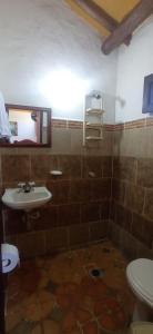 ein Bad mit einem Waschbecken und einem WC in der Unterkunft AQUI ESTOY BIEN in Barichara