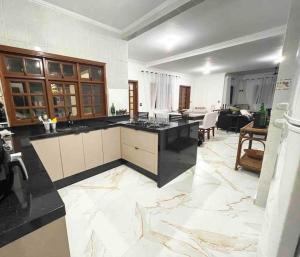 Χώρος καθιστικού στο Casa Frente ao Mar até 20 pessoas praia do Indaiá