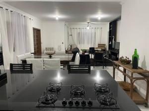 Η κουζίνα ή μικρή κουζίνα στο Casa Frente ao Mar até 20 pessoas praia do Indaiá