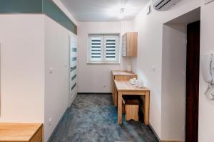 a small room with a table and a window at Apartament Błękitny in Kazimierz Dolny