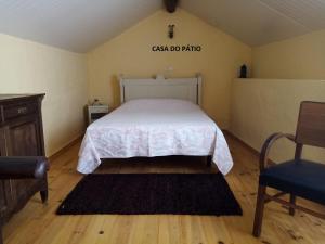 a bedroom with a bed and a sign on the wall at Casa do Pátio e Casa da Serra in Castanheira de Pêra