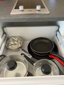 een kookplaat met potten en pannen in een lade bij Apartamento Bellavista in Cala'n Bosch