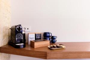 Příslušenství pro přípravu čaje a kávy v ubytování Iris Luxury Suite