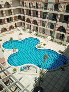 una vista aérea de una piscina frente a un edificio en PortghalibFlat en Port Ghalib