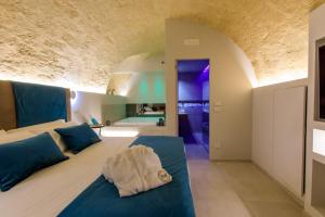 1 dormitorio con 1 cama grande y baño en Iris Luxury Suite, en Altamura