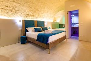 1 dormitorio con 1 cama grande en una habitación en Iris Luxury Suite, en Altamura