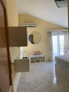 a small bedroom with a bed and a window at Agradable Adosado 3 plantas Altea in Altea