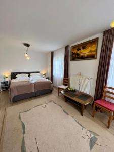 Кровать или кровати в номере Aparts4ring Nürburg