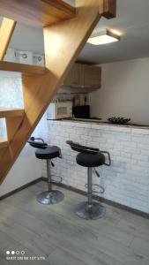 ブワディスワボボにあるUroczy domek z baliá z jacuzziのカウンター付きのキッチン(バースツール2つ付) +18枚の写真