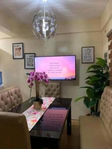 uma sala de reuniões com uma mesa e um ecrã de projecção em Delightful House in the Heart of Legazpi, Albay. em Legazpi