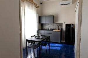 Kuchyň nebo kuchyňský kout v ubytování Cave Bianche Apartments